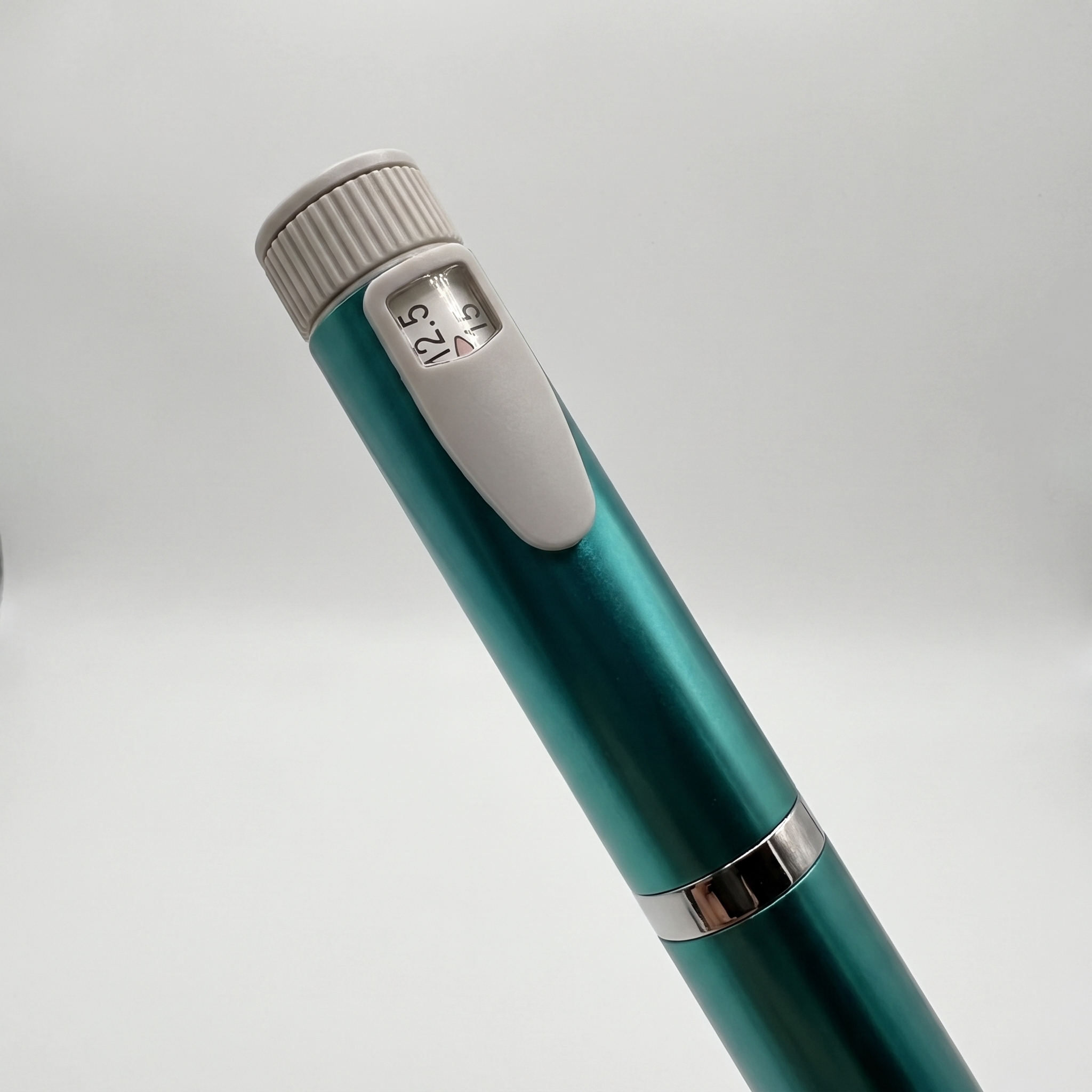 V2 pen dose knob, clip and dose window detail